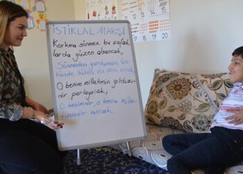 Öğrencisinin okulla arasındaki engelleri kaldırdı