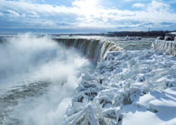 Niagara Şelaleleri’nden buz akıyor