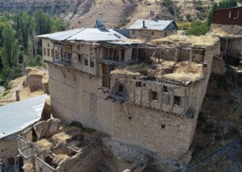 Sal taşından yapılan evleriyle Çiğdemli köyü