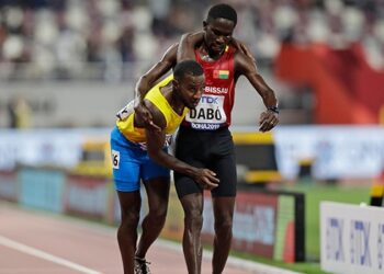 Sakatlanan rakibini omzunda taşıdı