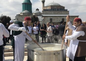 Mevlana Dergâhı’nda 94 yıl sonra aşure kazanları kaynadı