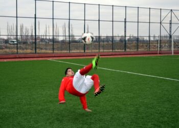 Balona röveşata atmaya çalışan genç, futbolculuk hayaline kavuştu