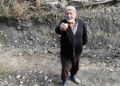 Trendeki yolculara bahçesini açtı