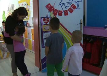 Her sabah kucaklaşarak derse başlıyorlar