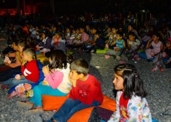 Iğdır Tuzluca’da köy çocukları ilk kez açık havada sinema izledi