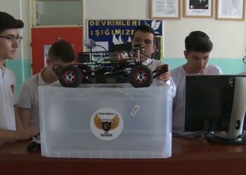 Sürücüsüz araç geliştiren meslek lisesi öğrencilerinden büyük başarı