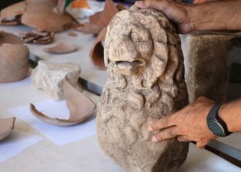 Assos’ta 2 bin 200 yıllık aslan heykeli bulundu