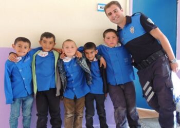 Polisler minik öğrencileri bilgilendirdi