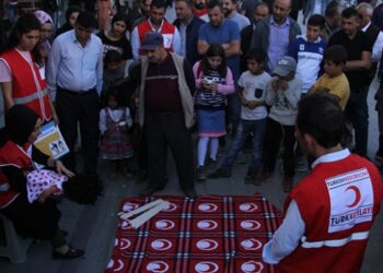 Türk Kızılay gönüllülerinden vatandaşlara eğitim
