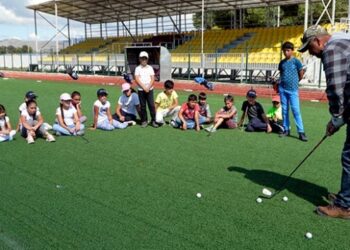 Gençlere kışın kayak, yazın golf öğretiyor