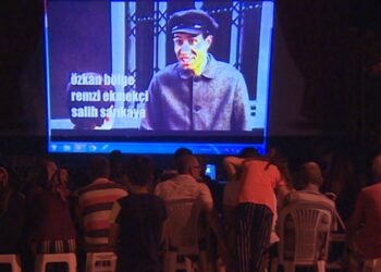 Köy meydanında sinema keyfi