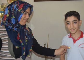 Öğrenci bulduğu çeyrek altını sahibine teslim etti