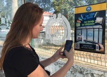 Edirne’de otobüs beklerken kitap okutan durak