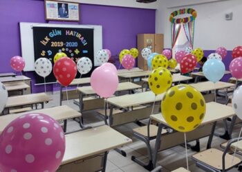 Öğretmenlerden öğrencilere ilk gün sürprizi