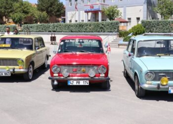 Klasik araba tutkunlarından yaza veda etkinliği