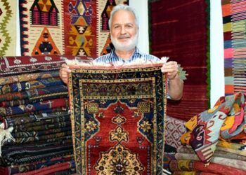 Tamir ettiği halı ve kilimleri yurt dışına pazarlıyor