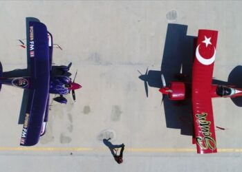 Akrobasi pilotu baba ile kızından ‘Büyük Zafer’ uçuşu
