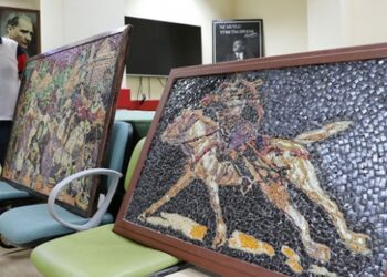 Cam parçaları onun ellerinde sanat eserine dönüşüyor