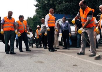 Farkındalık için önce sokağa çöp attılar, sonra temizlediler
