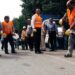 Farkındalık için önce sokağa çöp attılar, sonra temizlediler