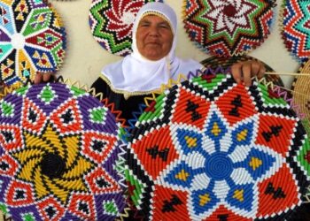 Hasır örgüler Fatma ninenin elinde şekilleniyor