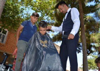 Sokak sokak dolaşıp çocuklara bayram tıraşı yapıyor
