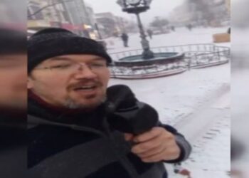 Edirne’de vatandaş kar sevincini sokakta mikrofonla haykırdı