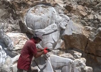 Edremitli sanatçı dağlara resim ve heykel yapıyor