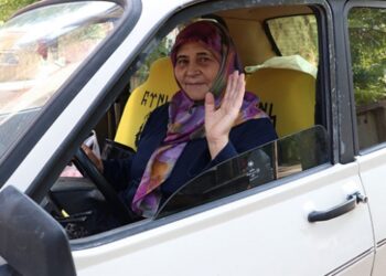 Dudu teyze 64 yaşında otomobil sürme hayalini gerçekleştirdi