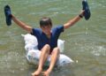 Şırnaklı çocukların pet şişe dolu torbalarla rafting keyfi
