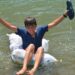 Şırnaklı çocukların pet şişe dolu torbalarla rafting keyfi