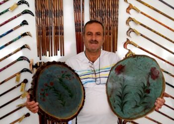 Atık ağaçlara ebru sanatıyla hayat veriyor