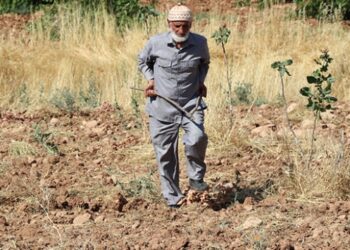 Elinde çubuklarla geziyor, köyleri suya kavuşturuyor