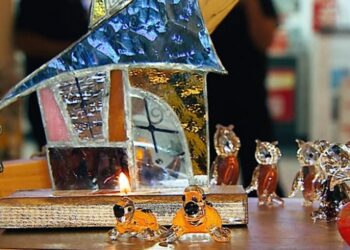 5 yıldır camdan sanat eserleri üretiyor