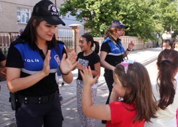 Polisten çocuklar için ‘Sanalda yokum sokakta varım’ projesi