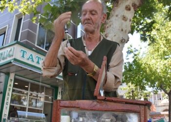Ekmeğini yarım asırdır “esans”tan kazanıyor