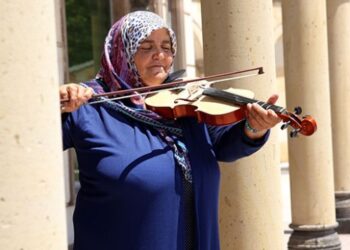 Çocukluk hayali kemanı 60 yaşında çalmaya başladı