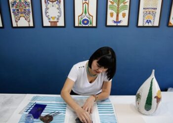 Tarihi mezar taşlarını çini ile yaşatıyor