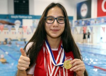 Paralimpik milli sporcu Nil Şahin hedeflerine yüzüyor