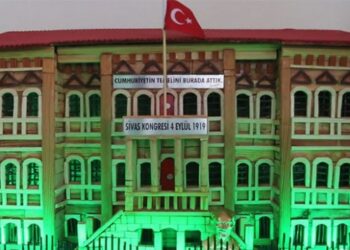 Tarihi binalara maketleriyle hayat veren eski belediye başkanı