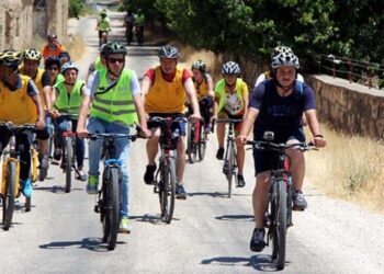 Bisikletleriyle tarihi yerleri keşfediyorlar