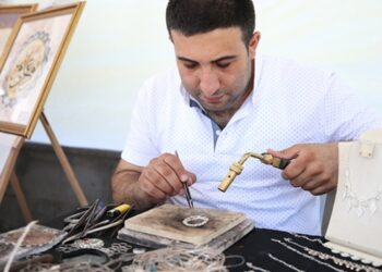 Ustasından kalan yadigar gereçlerle telkari sanatını yaşatıyor
