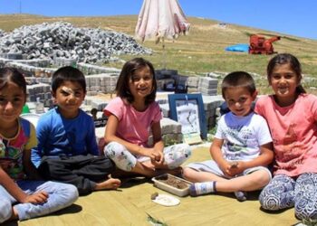 Köy çocukları parke taşını eğlenceye çevirdi