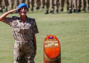 Kadın subay adayı komando kursunun birincisi oldu