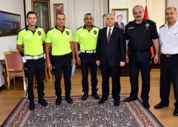 Öğrenciyi sınava yetiştiren polislere ödül