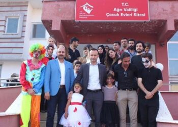 ”Sevgi Evleri”ndeki çocukları oyuncak kalplerle mutlu ettiler