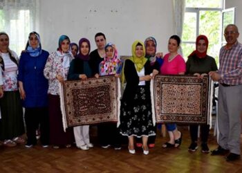 Metrekaresinde 1 milyon düğüm olan halılar 5 bin dolara satılıyor