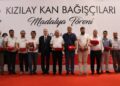 Türk Kızılaydan düzenli kan bağışçılarına madalya