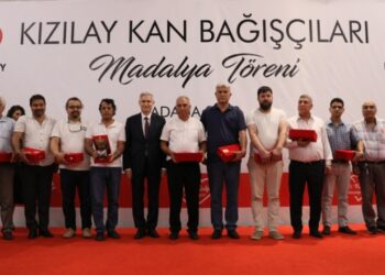 Türk Kızılaydan düzenli kan bağışçılarına madalya