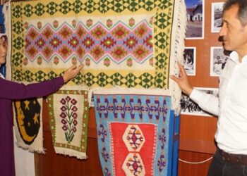 Annesinden öğrendiği kilim dokuma sanatı mesleği oldu